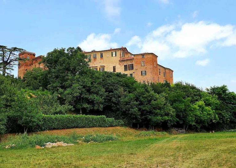 A sinistra la Rocca di Arignano a destra la villa