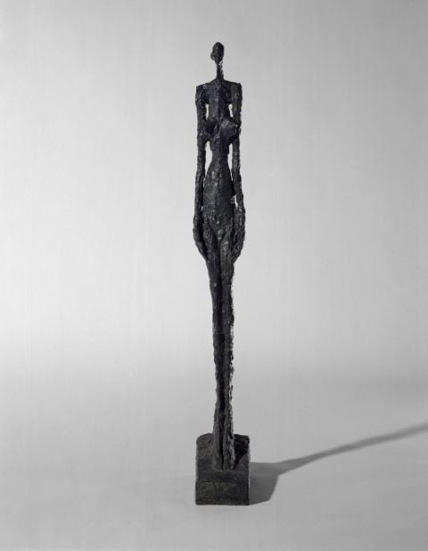 Alberto Giacometti, Femme de Venise V, 1956, bronzo, cm 110,5 x 31,3 x 14. Centre Pompidou, Parigi © Succession Alberto Giacometti (Fondation Alberto et Annette Giacometti, Paris + ADAGP, Paris, 2021). Photo © Philippe Migeat