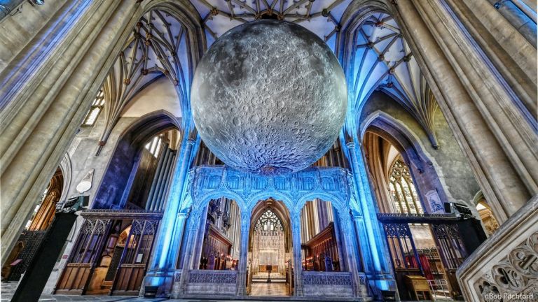 La Luna dentro alla Cattedrale di Bristol: è l’ultima installazione di Luke Jerram