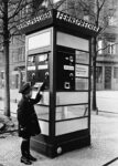 Cabina telefonica con distributore di francobolli e cartoline, Berlino, 1928. Getty Images
