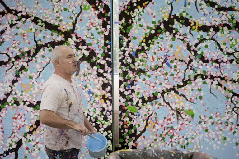 Damien Hirst nel suo studio, 2020 © Damien Hirst and Science Ltd. All rights reserved, DACS 2021. Photo Prudence Cuming Associates