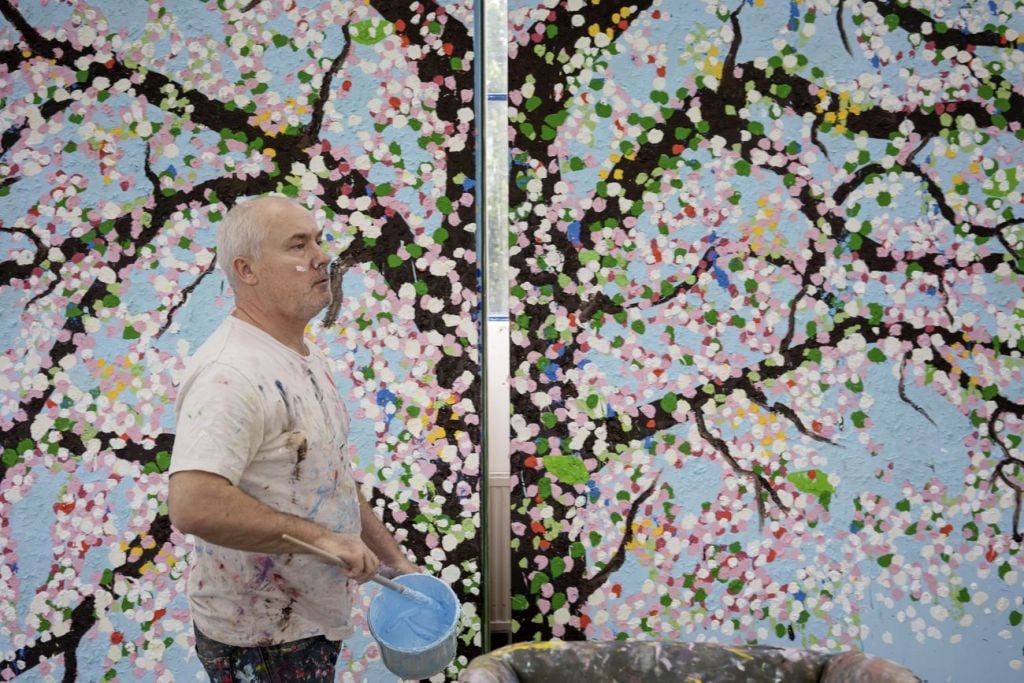 Ciliegi in fiore e colori tenui: Damien Hirst stupisce Parigi
