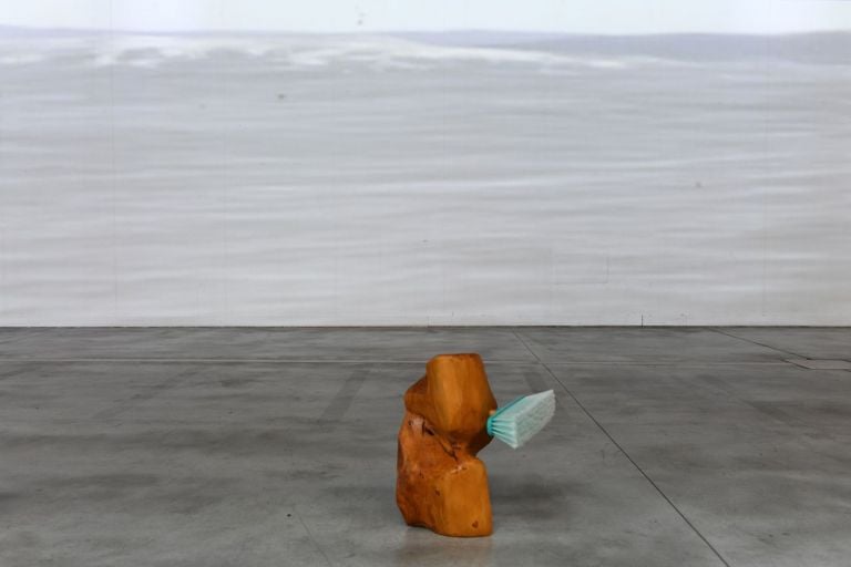 Davide Mancini Zanchi, Mira il mare mà lë. Installation view at Centro Arti Visive Pescheria, Pesaro 2021.Courtesy l’artista. Photo Michele Alberto Sereni