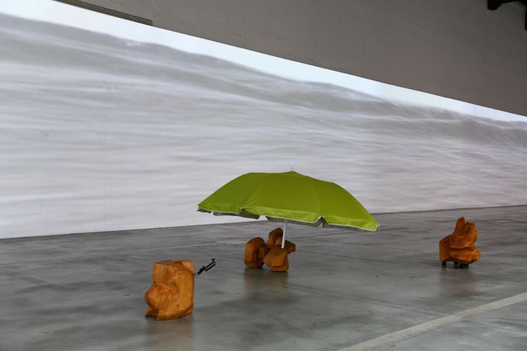 Davide Mancini Zanchi, Mira il mare mà lë. Installation view at Centro Arti Visive Pescheria, Pesaro 2021.Courtesy l’artista. Photo Michele Alberto Sereni