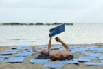 Davide Mancini Zanchi mentre realizza una parte delle 1200 tele sulla spiaggia di Baia Flaminia, Pesaro. Photo Michele Alberto Sereni