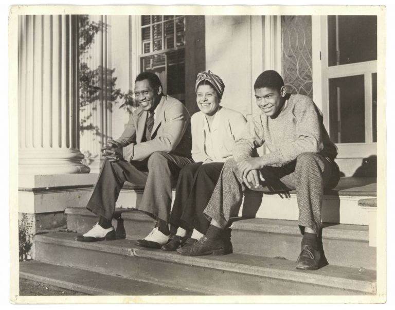 Frank Bauman, Paul and Eslanda Robeson with their son Paul Jr. in front of their home in Enfield, Connecticut, in the early 1940s. © Akademie der Künste, Berlino, Paul-Robeson-Archive