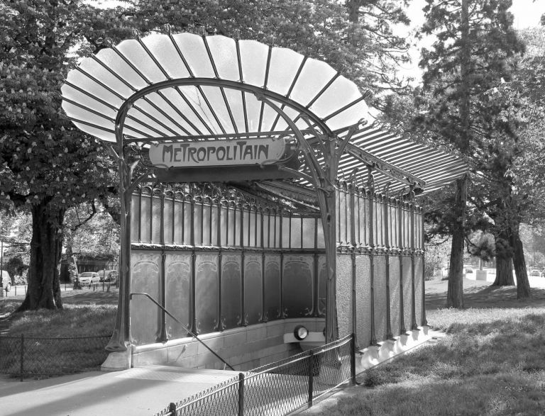 Hector Guimard, accesso alla stazione metropolitana Porte Dauphine, Parigi, 1902 ca. Bellomonte, CC0 1.0