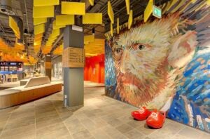 Alloggiare all’interno di un quadro di van Gogh? È possibile all’Hotel Meininger di Amsterdam