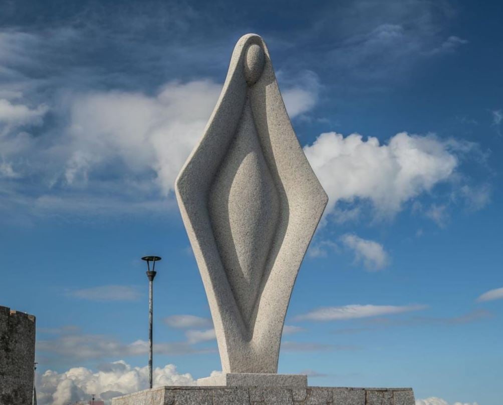 La scultura della Madonna a Santa Teresa di Gallura che sembra una vagina