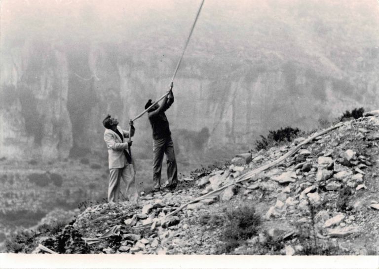 Maria Lai_Legarsi alla montagna 1981, Ph. Virgilio Lai © Archivio Maria Lai by siae 2021