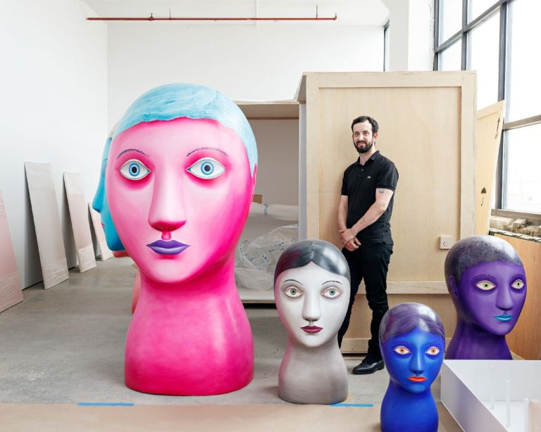 Nicolas Party nel suo atelier. Photo Axel Dupeux. Courtesy l’artista e Hauser & Wirth © Nicolas Party