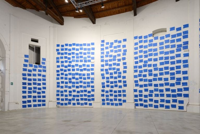 Davide Mancini Zanchi, Mira il mare mà lë. Installation view at Centro Arti Visive Pescheria, Pesaro 2021.Courtesy l’artista. Photo Michele Alberto Sereni