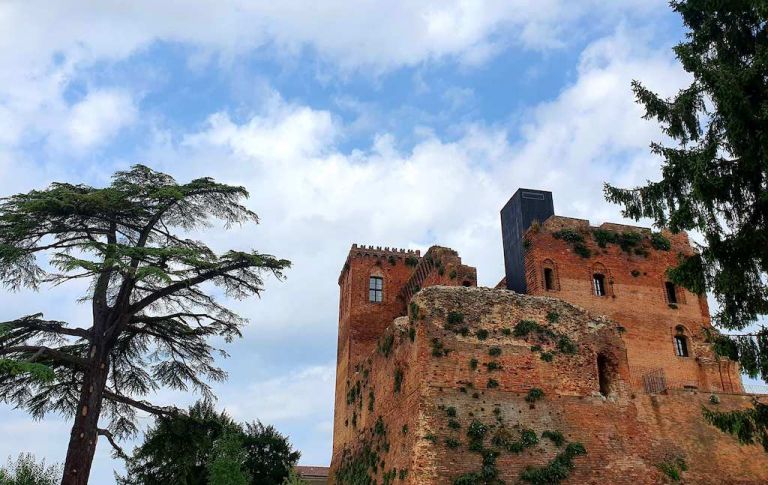 Rocca di Arignano col cedro e il nuovo ascensore