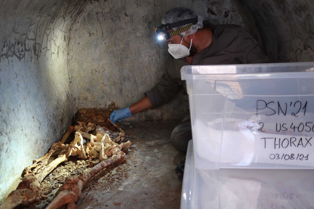 Scoperta a Pompei. Alla necropoli di Porta Sarno ritrovata tomba con corpo semi mummificato