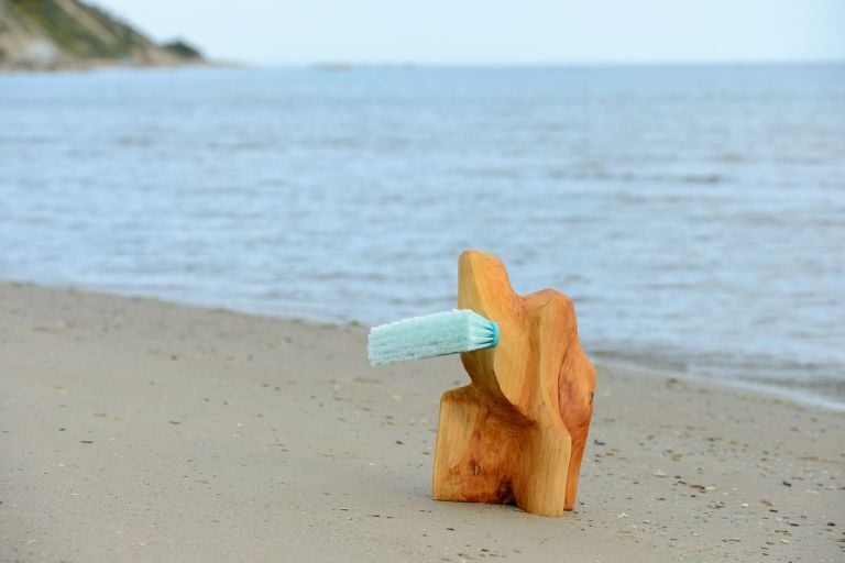 Davide Mancini Zanchi, Scopa, 2021, legno trovato e scopa, 45x35x30 cm. Photo Michele Alberto Sereni