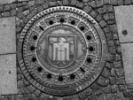 Tombino con stemma e simbolo della città di München. Photo Wikicommons - Daniel Wütschert
