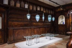 In un’antica farmacia di Venezia una straordinaria mostra dedicata al vetro