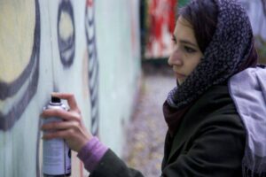 Afghanistan, il concetto di identità, l’arte in Occidente: il mondo dagli occhi di Malina Suliman