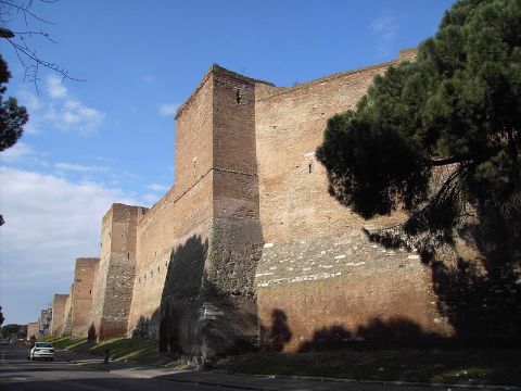 Le mura tra porta S Sebastiano e Porta Ardeatina ph La Lupa fonte Wikipedia