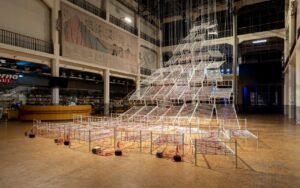 Chiharu Shiota allo ZKM di Karlsruhe con l’installazione Connected to life