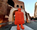 Le sculture di Erwin Wurm in Via Veneto a Roma