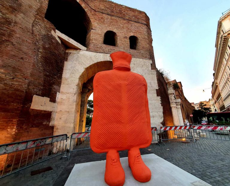 Le sculture di Erwin Wurm in Via Veneto a Roma