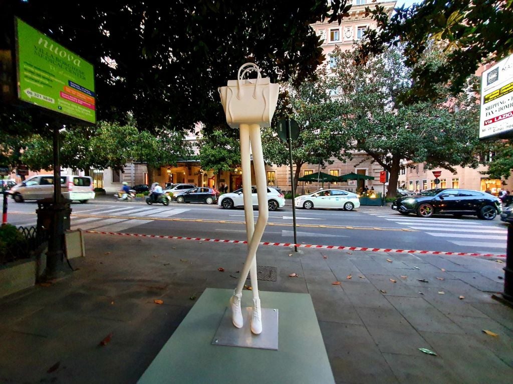 Le sculture di Erwin Wurm in Via Veneto a Roma: come non si fa arte pubblica