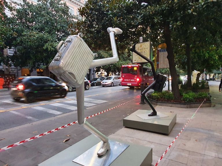 Le sculture di Erwin Wurm in Via Veneto a Roma