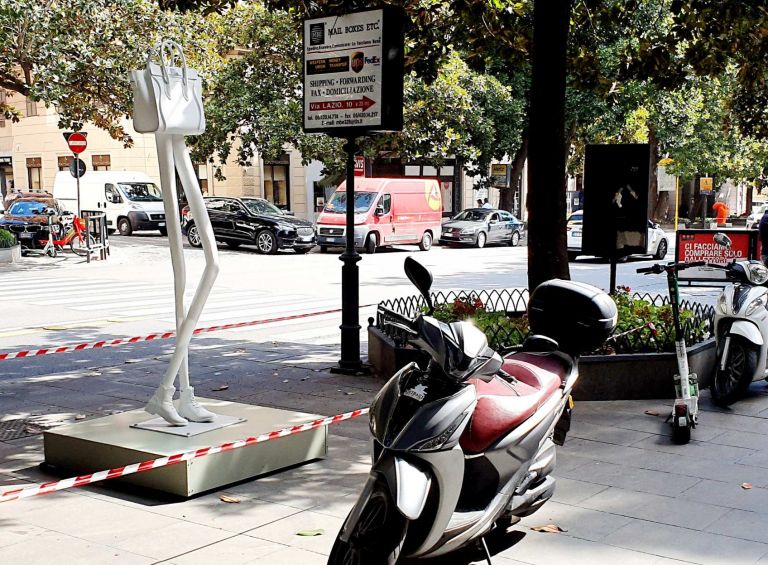 Le sculture di Erwin Wurm in Via Veneto a Roma