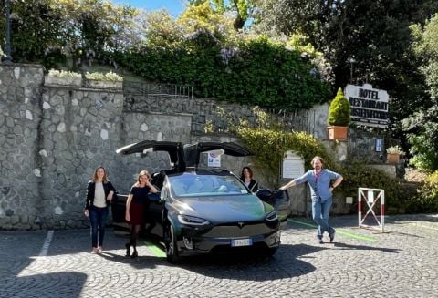 Nello spazio esterno di Hotel Castel Vecchio dotato delle colonnine apposite per caricare macchine elettriche come la Tesla 