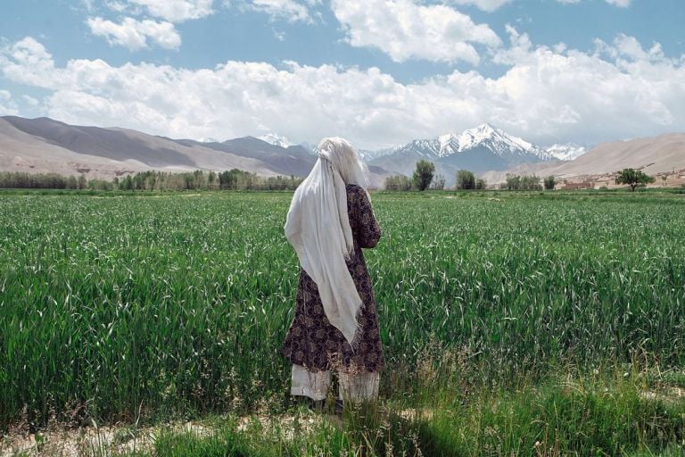 AFGHAN WOMAN IN LUSH FIELDS OF BAMIYAN BY SOLMAZ DARYANI Iniziativa di Emergency: 17 super fotografi uniti per l'Afghanistan