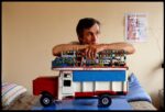 Alighiero Boetti con un modellino di camion Afgano, 1985. Photo © Giorgio Colombo