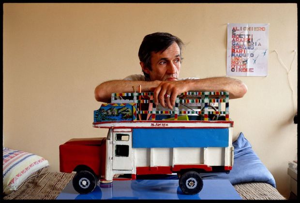 Alighiero Boetti con un modellino di camion Afgano, 1985. Photo © Giorgio Colombo