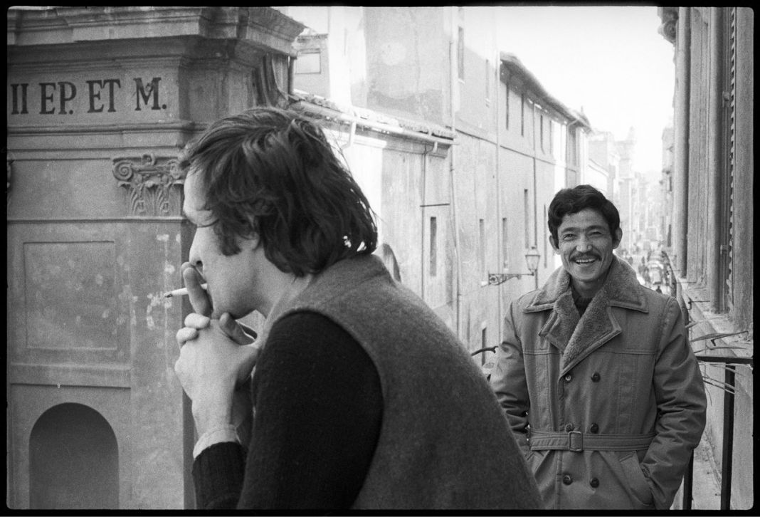 Alighiero Boetti e Salman Ali sul balcone dello studio. Photo © Giorgio Colombo, Milano
