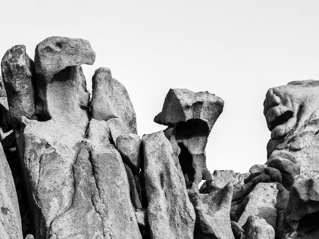Quando le rocce prendono vita. La mostra di Beppe Fumagalli a Cagliari