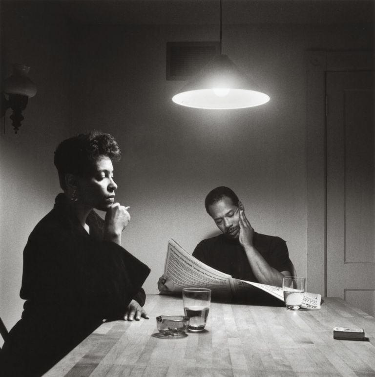 Carrie Mae Weems, Senza titolo (Uomo che legge il giornale), dalla serie Il tavolo della cucina, 1990 © Carrie Mae Weems. Courtesy the artist & Jack Shainman Gallery, New York