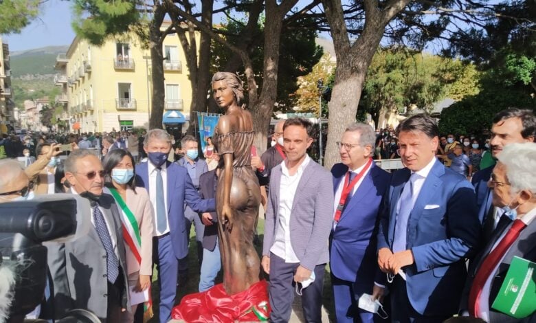 C'era anche Giuseppe Conte all'inaugurazione della statua