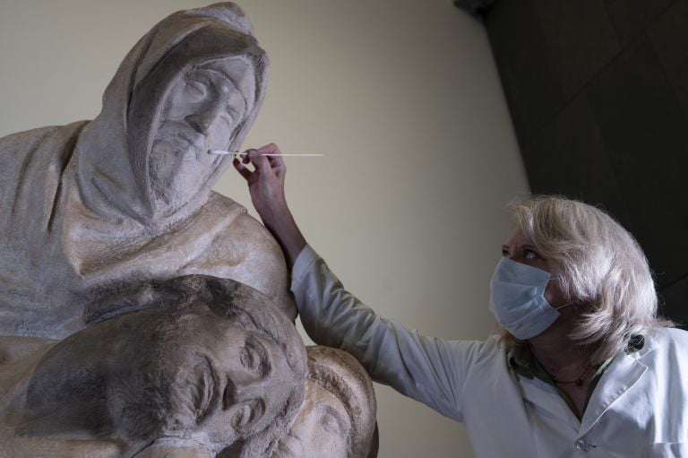 Pieta’ di Michelangelo dell’Opera del Duomo nota come Pietà Bandini, DURANTE LE FASI FINALI DEL RESTAURO; Museo dell’Opera del Duomo, Firenze. Courtesy Opera di Santa Maria del Fiore, foto Claudio Giovannini