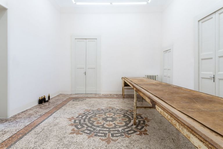 Dora Budor. Autoreduction. Exhibition view at Progetto, Lecce 2021. Photo Simon Veres