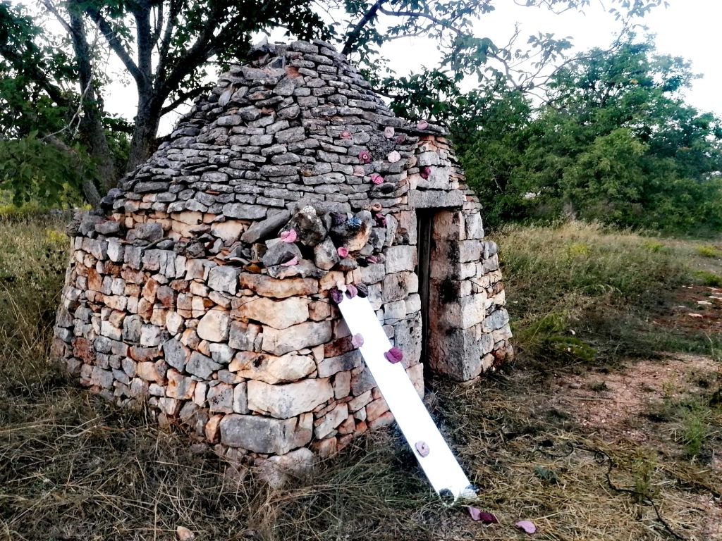 Riflettere sulle origini. 10 artisti pugliesi in un trullo in Valle d’Itria