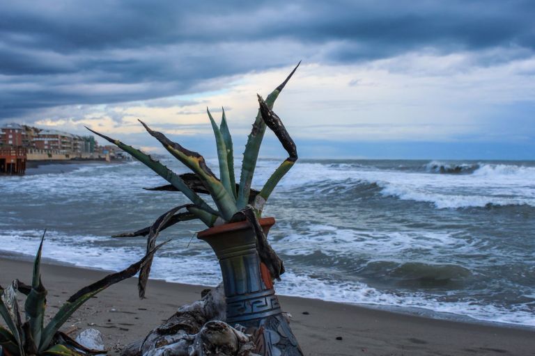 Gea Casolaro, Mare Magnum Nostrum, 2020 2021. Realizzato grazie al sostegno di Italian Council (2020). Immagine © Gina De Bellis, Abbandono, Lungomare Duca degli Abruzzi, Ostia, Roma, 2010