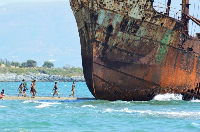 Gea Casolaro, Mare Magnum Nostrum, 2020 2021. Realizzato grazie al sostegno di Italian Council (2020). Immagine © Loretta De Marco, Dimitrios, la nave spiaggiata, Spiaggia Valtaki, Gythio, 2017