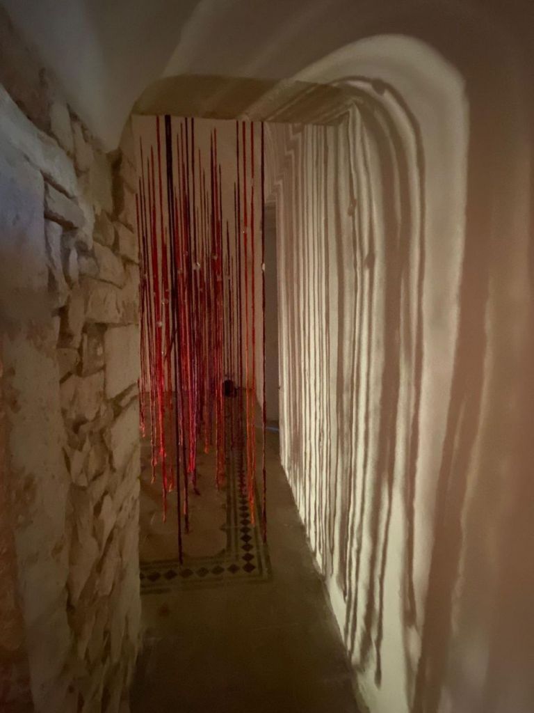 Gianfranco Basso, Ánemos, 2018, fili di cotone e ricami in pizzo, installazione ambientale