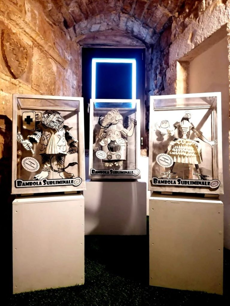 Gianluca Esposito, Bambole subliminali, 2021, sculture xilografiche, cara e cartone