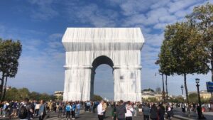 A Parigi è stato impacchettato l’Arco di Trionfo. Opera postuma di Christo e Jeanne-Claude