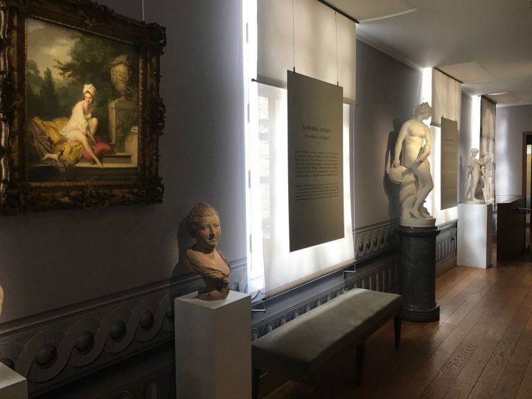Il corridoio dedicato ai modelli dell'Antichità al Musée Cognacq Jaÿ, Parigi. Photo © Dario Bragaglia