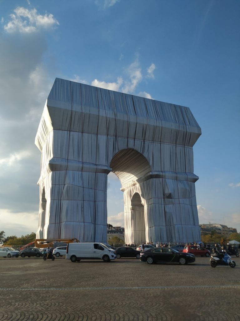 L'Arc de Triomphe empaquété a Parigi. Ph Arianna Piccolo