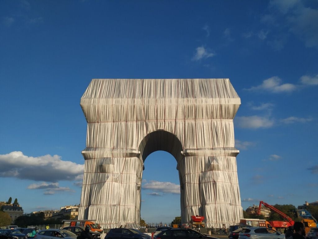 L'Arc de Triomphe empaquété a Parigi. Ph Arianna Piccolo