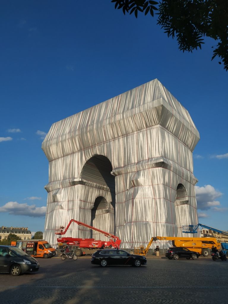 L'Arc de Triomphe empaquété a Parigi. Ph Arianna Piccolo