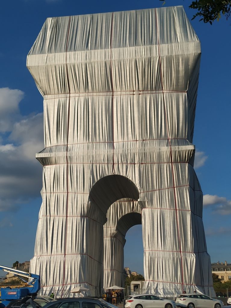 L'Arc de Triomphe empaquété a Parigi. Ph Arianna Piccolo